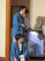 カラオケの効果音機能で押見を翻弄する大と関町。