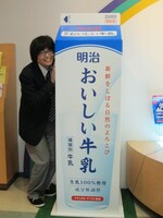 記念撮影をする関町。