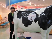 大にポーズを取らされる押見。