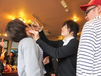 試食の味付けごまを竹内に食べさせる福田。