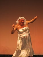 古坂のムチャぶりにキレのあるダンスで応えた西尾。