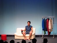 くりぃむしちゅーの楽屋で上田を待つワイルドスギちゃん風の男。