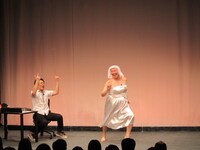 X-GUN西尾と共演した選挙コント。アゲアゲで踊りまくる西尾。