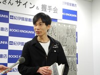 記者の質問に答える板倉。