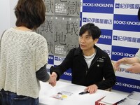 握手する板倉。