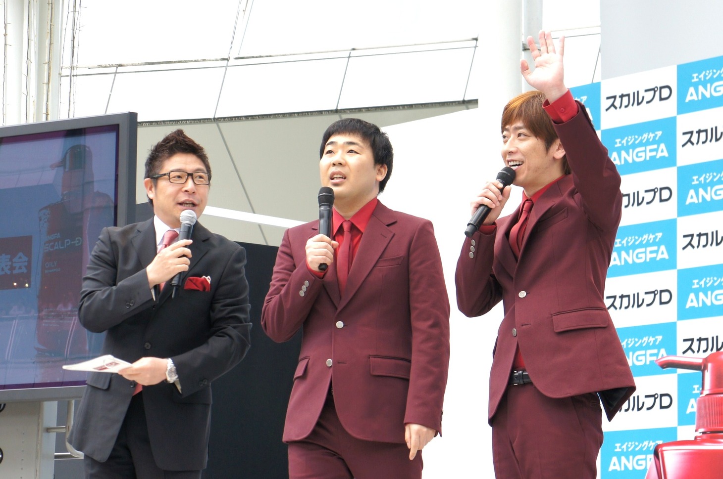 イベント進行を務めた辻よしなりとフットボールアワー（左から）。