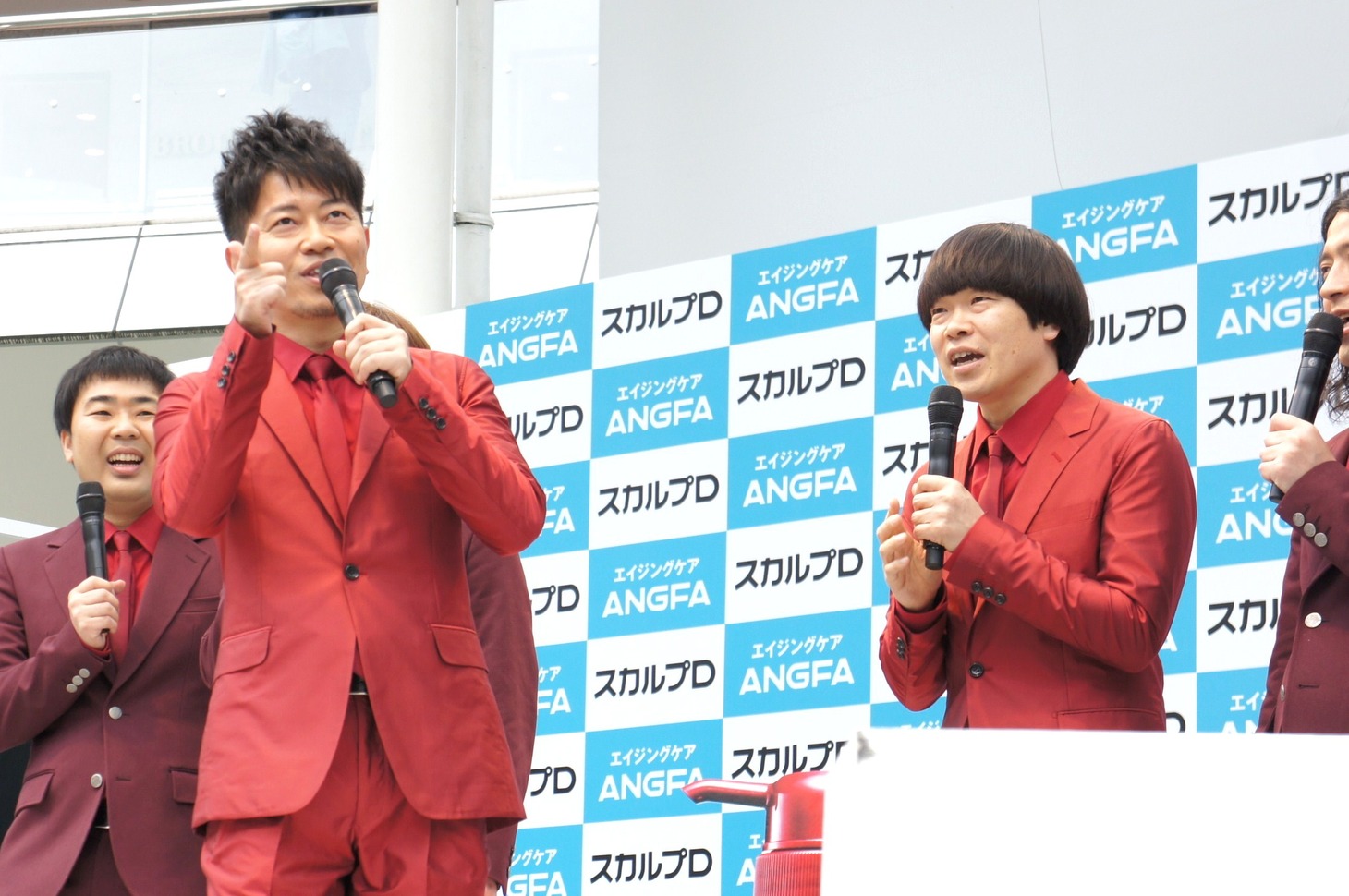 会場に詰めかけたファンに向けておなじみの挨拶「宮迫です！」を連発した雨上がり決死隊・宮迫（手前左）。