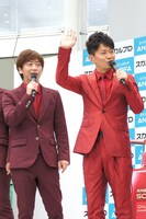 会場に流れた新CMソングについて「私が歌っております」と名乗り出た宮迫（右）。