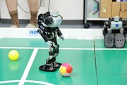 二足歩行ロボット(c)ひかりTV