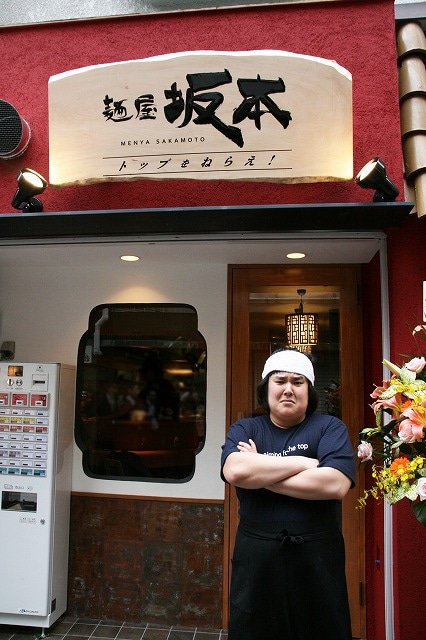 大阪・法善寺に、ラーメン店「麺屋坂本 トップをねらえ！」をオープンしたガリガリガリクソン。(c)吉本興業