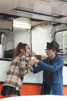 フォトセッションで、自身が考案したメニュー「ごつかりジューシーチキン フルーティーソース添え」を一般女性に食べさせる淳（右）。