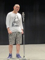 HGを信じて38マイクの前で待つRG。