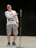 漫才中、HGのボケに笑うイメージ。