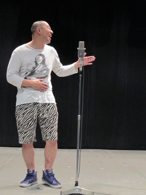 6月8日（金）、渋谷ヨシモト∞ホールにて、「RG38歳の誕生日。38といえば38マイク。HG、漫才しようか。」を行うレイザーラモンRG。写真はHGとの漫才を夢見てツッコミの練習をするRG。