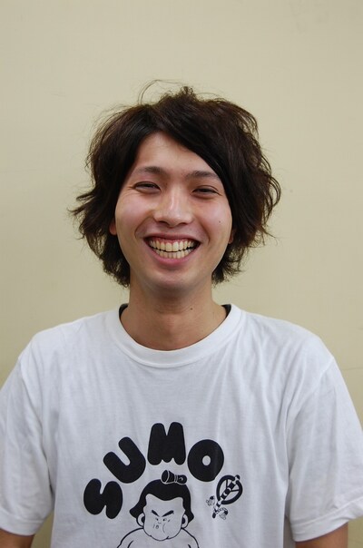 ニコニコ動画内のよしよし動画にて「西田淳裕の大相撲夏場所15全日実況」を行う相撲大好き芸人・西田淳裕。