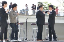 ブラマヨ（右）はときおり椅子から立ち上がっては言い合いを繰り広げるなどしてイベントを盛り上げた。