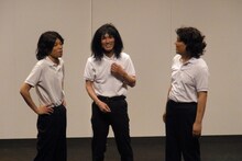 COWCOW単独ライブ「COWCOW LIVE 2012」であたりまえ体操を披露するCOWCOWと、市民芸人発掘プロジェクト「芸人2」で最優秀回答に選ばれ、この日のライブに登場した竹一さん（中央）。
