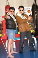 映画「キラー・エリート」の「ワイルドPR宣伝隊長」に就任したスギちゃん（左）と、本作に出演するロバート・デ・ニーロに扮して「ワイルドPR番長」を名乗るテル（右）。