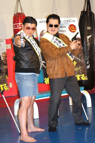 映画「キラー・エリート」の「ワイルドPR宣伝隊長」に就任したスギちゃん（左）と、本作に出演するロバート・デ・ニーロに扮して「ワイルドPR番長」を名乗るテル（右）。