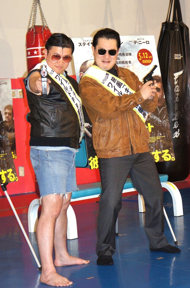 映画「キラー・エリート」の「ワイルドPR宣伝隊長」に就任したスギちゃん（左）と、本作に出演するロバート・デ・ニーロに扮して「ワイルドPR番長」を名乗るテル（右）。