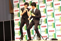 登場するなり松坂桃李（右）にカンフーアクションで絡んでいくノブコブ吉村（左）。