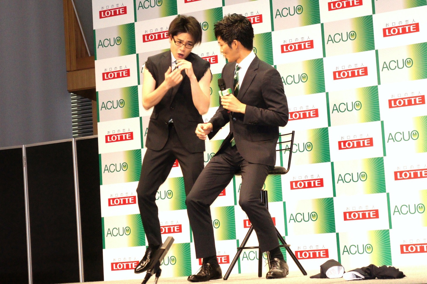 登場するなり松坂桃李（右）にカンフーアクションで絡んでいくノブコブ吉村（左）。