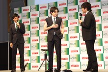 平成ノブシコブシと松坂桃李（左から）。