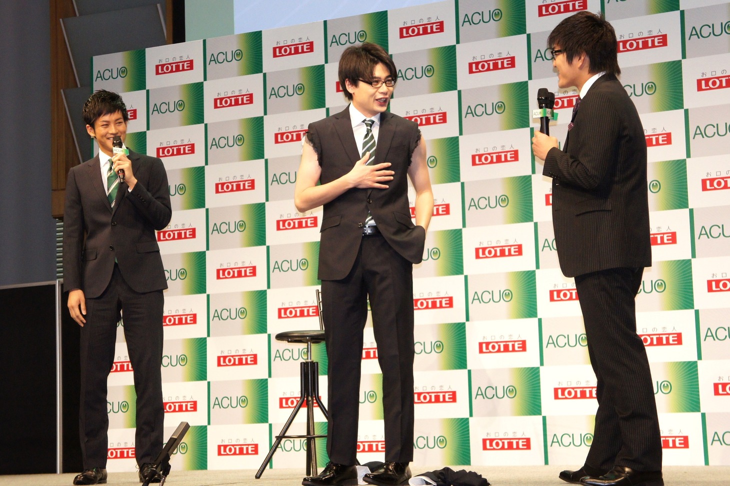 平成ノブシコブシと松坂桃李（左から）。