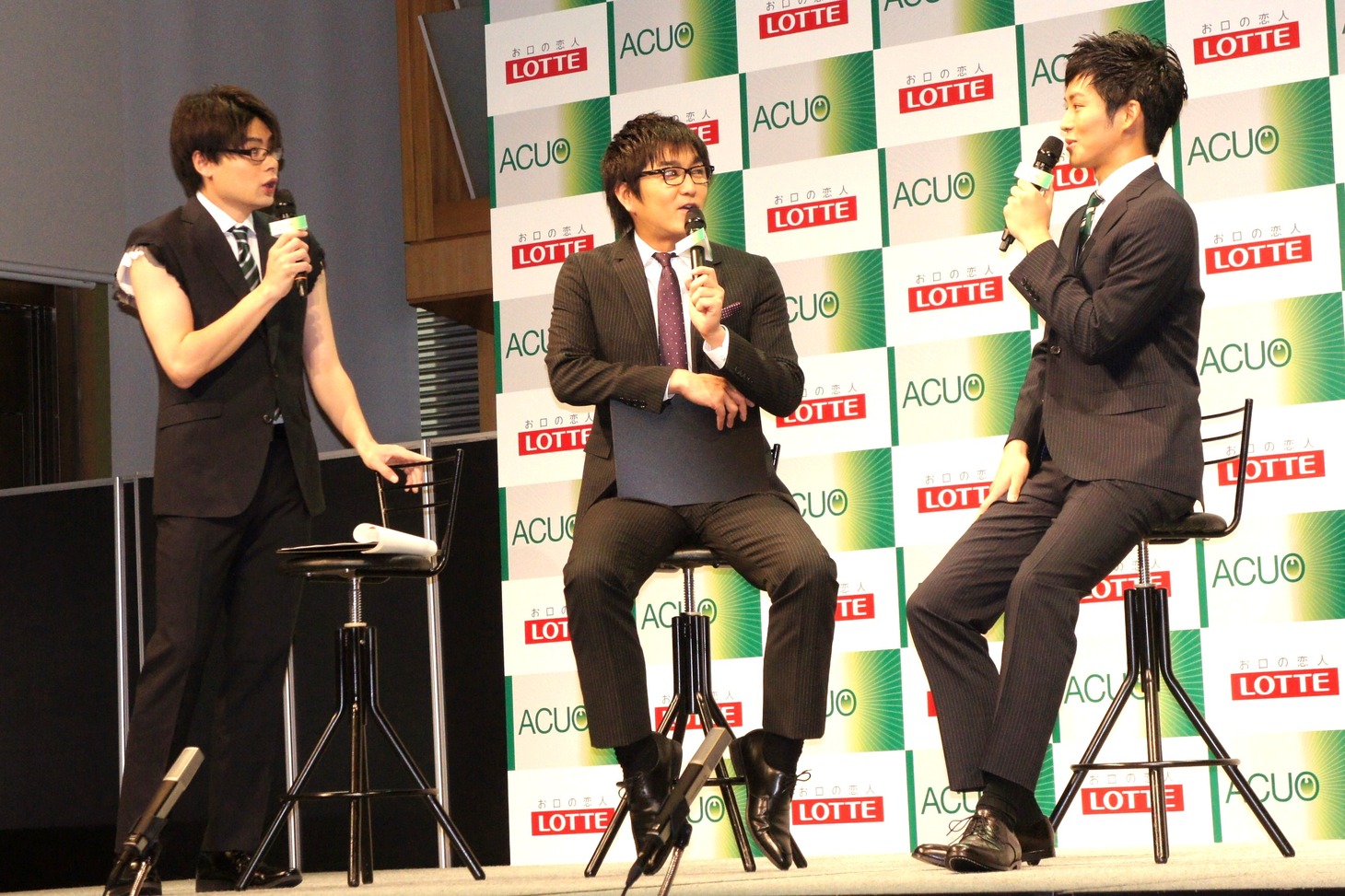 平成ノブシコブシと松坂桃李（左から）。