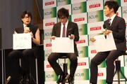 「変えてみたいビジネス社会の常識」というお題に「コンパ後の会計を男女ワリカンにしたい」と答えたノブコブ吉村（左）。