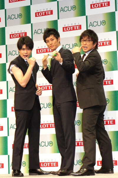 ロッテのガム「ACUO」の新CM発表会に登場した平成ノブシコブシと、CMキャラクターの松坂桃李（中央）。