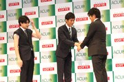 新CM発表会のエンディングで、松坂桃李（中央）と握手するノブコブ徳井（右）。