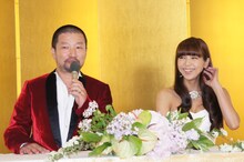 木村祐一（左）と西方凌（右）。会見は終始なごやかな雰囲気で行われた。