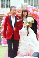 結婚披露パーティーが吉本興業東京本部の中庭で開催。2人は会場に敷かれたレッドカーペットを歩いてカメラの前に登場した。