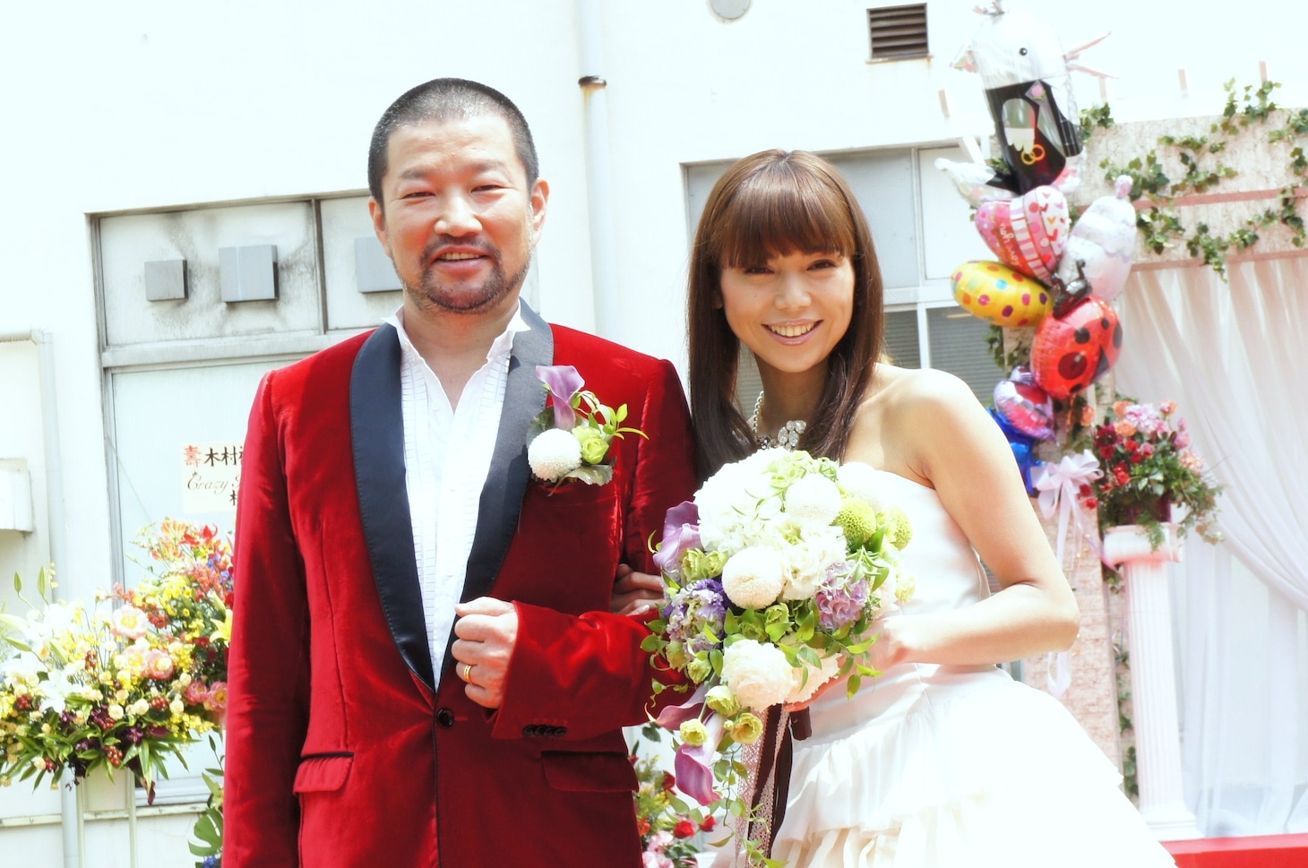 吉本興業東京本部にて開かれた結婚記者会見に出席した木村祐一（左）と西方凌（右）。