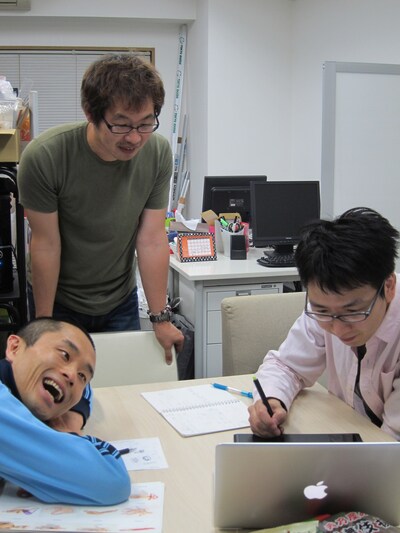 6月12日（火）より、東京・下北沢HIBOU HIBOUにて行われる「ハブ展」の打ち合わせをするBコース・ハブ、河村正和カメラマン、デザイン担当ノンスモーキン菊池。