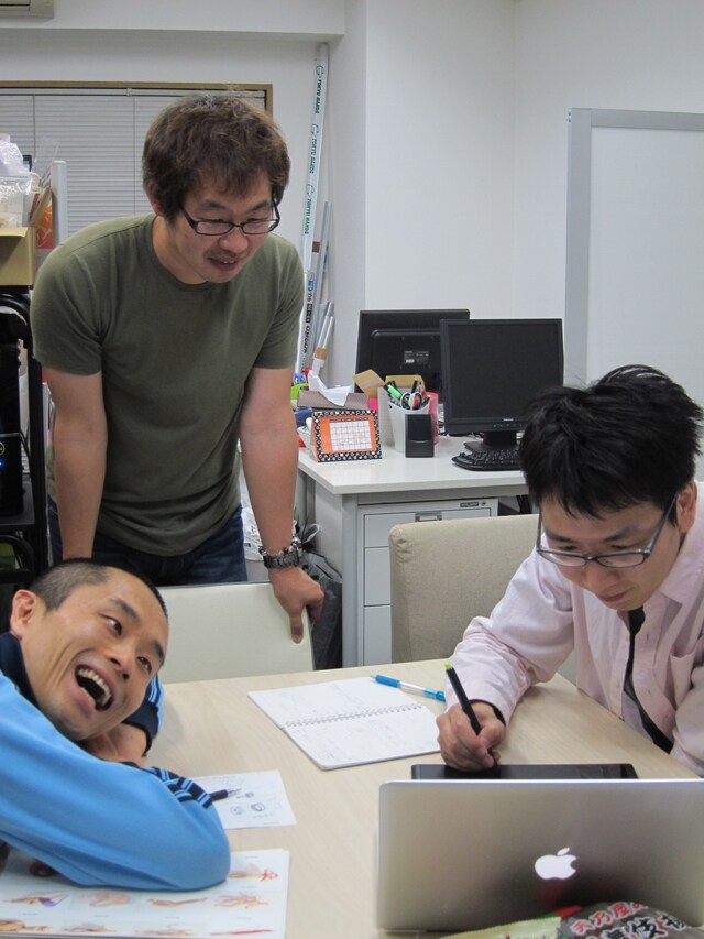 6月12日（火）より、東京・下北沢HIBOU HIBOUにて行われる「ハブ展」の打ち合わせをするBコース・ハブ、河村正和カメラマン、デザイン担当ノンスモーキン菊池。