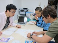 グッズなどについても真剣に相談する3人。