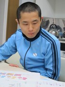 自分の作品について「ドピュッと出た感じがハブ展みたいな」「ストレス発散してるところもあるかな」と語るハブ。