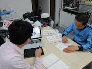 ハブの要望を次々に叶えていく菊池。ハブも真剣に写真をセレクト。