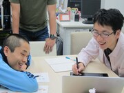 PCやタッチペンなどを用いた菊池のデザイン技術に。「うわー！なにこれ、すごいね。もうそういう仕事の人じゃん」とビックリするハブ。