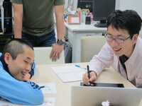 PCやタッチペンなどを用いた菊池のデザイン技術に。「うわー！なにこれ、すごいね。もうそういう仕事の人じゃん」とビックリするハブ。