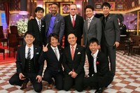 「しゃべくり007」ゲストのウィル・スミス、トミー・リー・ジョーンズと、しゃべくりメンバー。(c)日本テレビ