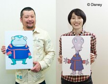 新作アニメ「スティッチと砂の惑星」にゲスト声優として出演するケンドーコバヤシ（左）とハリセンボン箕輪（右）。2人が掲げているイラストは、それぞれ自身が声をあてるキャラクターだ。(c)Disney