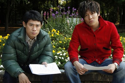 内村光良が監督を務める映画「ボクたちの交換日記」に出演する伊藤淳史、小出恵介。
