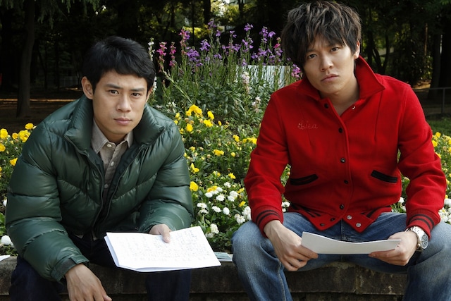 内村光良が監督を務める映画「ボクたちの交換日記」に出演する伊藤淳史、小出恵介。