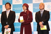 「イラン人は面白すぎる！」の著者・デスペラード・サラミ（中央）。