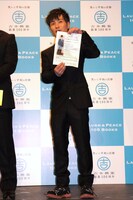 「後輩力」の著者・カラテカ入江。来月6月下旬発売予定でまだ書籍の形になっておらず、会見には1枚の紙を持参した。