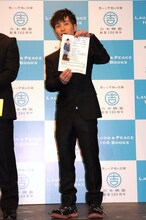 「後輩力」の著者・カラテカ入江。来月6月下旬発売予定でまだ書籍の形になっておらず、会見には1枚の紙を持参した。