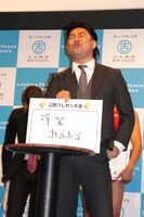 「最近のモックン」に扮してプレゼンを行ったレイザーラモンRG。「出したい本を早く言いたい」とTUBEの「シーズン・イン・ザ・サン」をひとしきり歌い上げた。